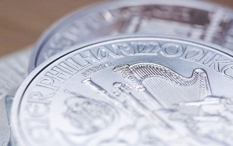 Knapp und teuer: Die silbernen «Wiener Philharmoniker»-Anlagemünzen. Der Silberpreis steigt derzeit noch schneller als der Goldpreis. (Archiv)