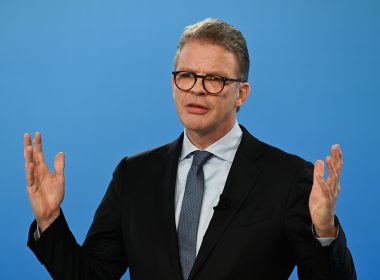 Deutsche-Bank-Chef Sewing richtet einen dringenden Appell an Politik und Beschäftigte. (Archivbild)