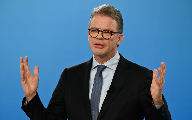 Deutsche-Bank-Chef Sewing richtet einen dringenden Appell an Politik und Beschäftigte. (Archivbild)