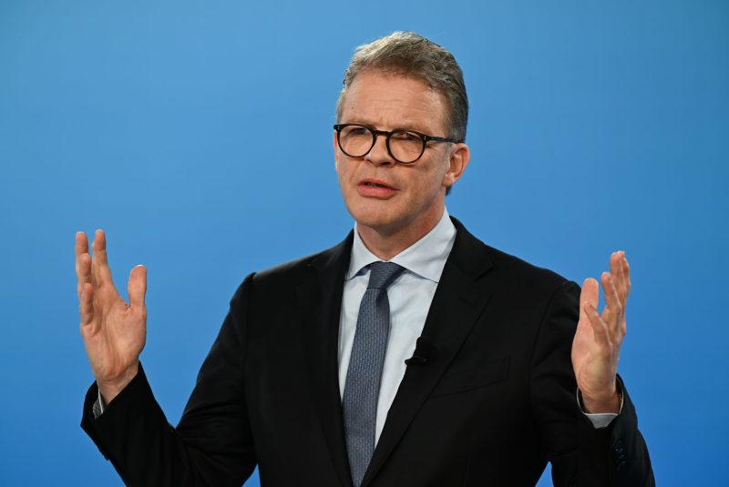 Deutsche-Bank-Chef Sewing richtet einen dringenden Appell an Politik und Beschäftigte. (Archivbild)