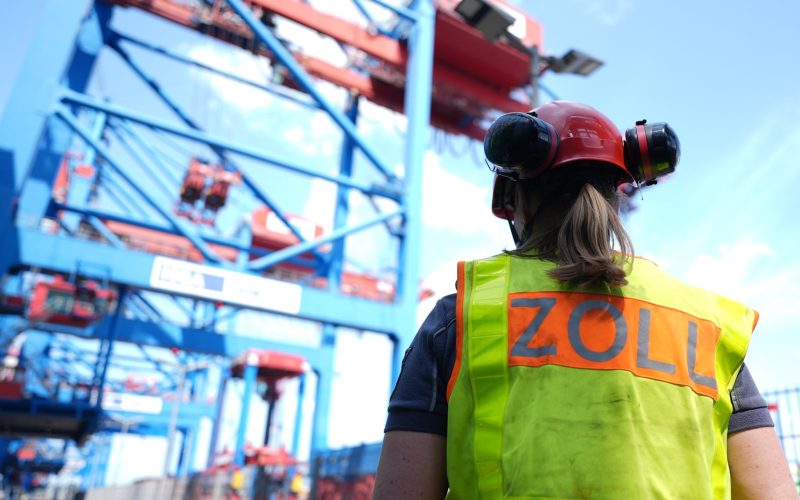 Zollkontrolle: Schwarzarbeit und Einnahmen aus illegalen Kanälen nehmen zu. (Archivbild)