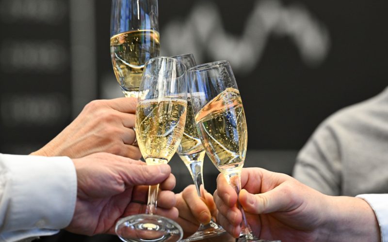 Jeder Fünfte in Deutschland investiert an der Börse. (Archivbild)