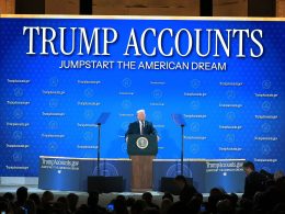 Der US-Präsident machte bei einer Veranstaltung des Finanzministeriums Werbung für die «Trump Accounts»