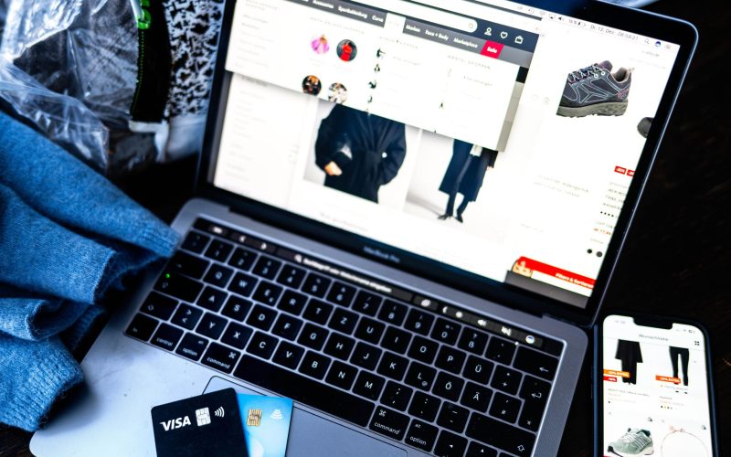 Online-Shopping: Viele häufen bei Zahlungsmethoden mit Aufschub Schulden an (Archivbild)