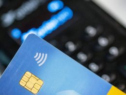 Im vergangenen Jahr haben Verbraucher in Deutschland so häufig bargeldlos mit der Girocard bezahlt wie nie. (Symbolbild)