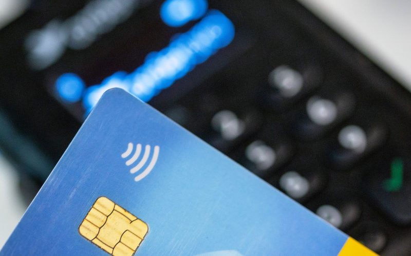 Im vergangenen Jahr haben Verbraucher in Deutschland so häufig bargeldlos mit der Girocard bezahlt wie nie. (Symbolbild)