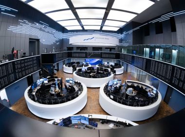 Geschäfte außerhalb der Aktienmärkte stabilisieren die Deutsche Börse. (Archivbild)