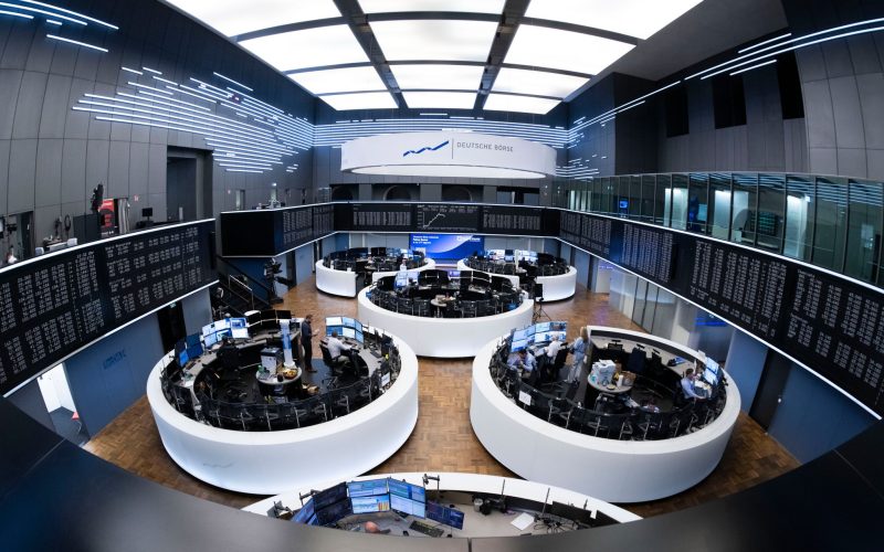 Geschäfte außerhalb der Aktienmärkte stabilisieren die Deutsche Börse. (Archivbild)