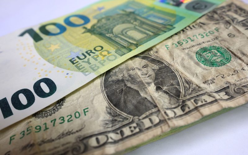 Der Euro - im Vergleich zum US-Dollar derzeit die härtere Währung. (Symbolbild)