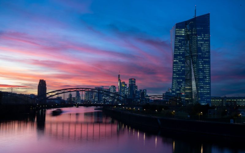 Die Bankenaufsicht der EZB verhängt eine Millionenstrafe gegen J.P. Morgan. (Symbolbild)