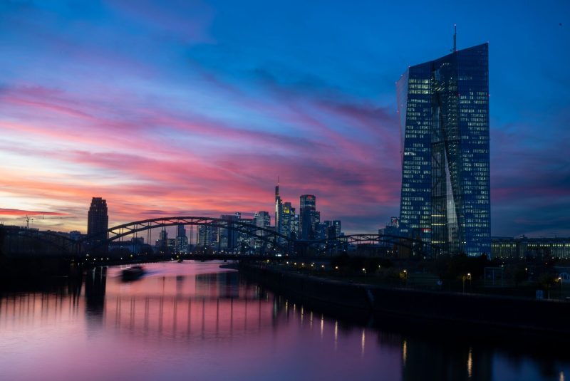 Die Bankenaufsicht der EZB verhängt eine Millionenstrafe gegen J.P. Morgan. (Symbolbild)